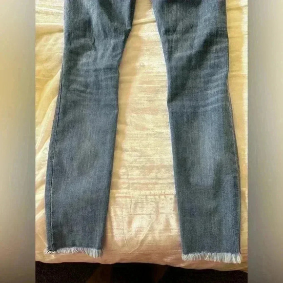 Madewell 9" High-Rise Skinny Jeans in Ontario Wash: Distressed-Hem Edition - Picture 10 of 12